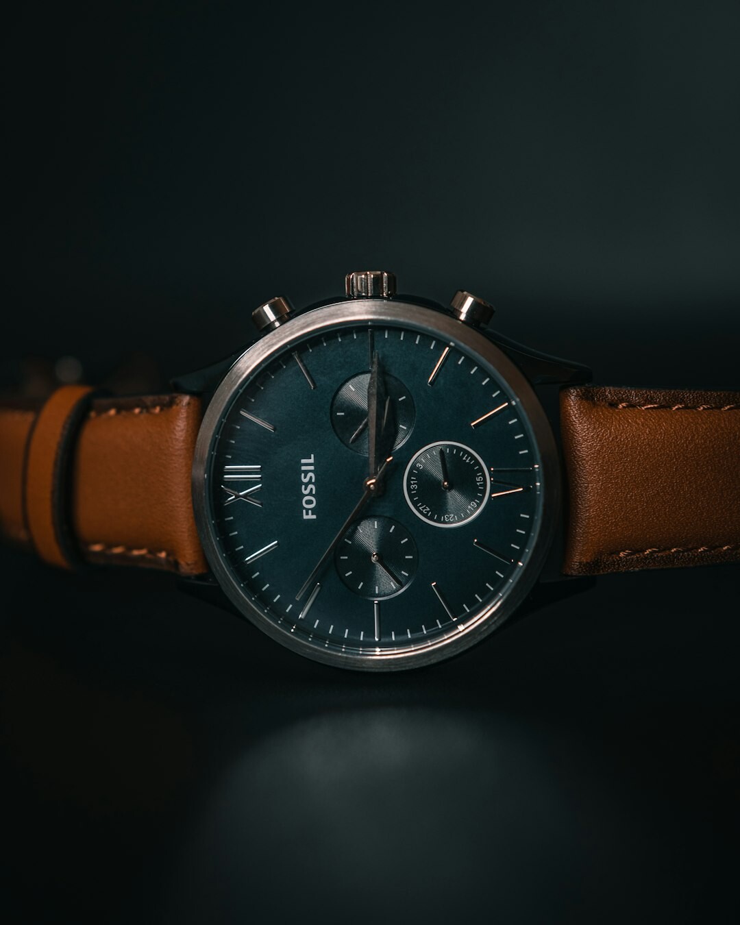 Minimalist everyday luxury watch with leather strap